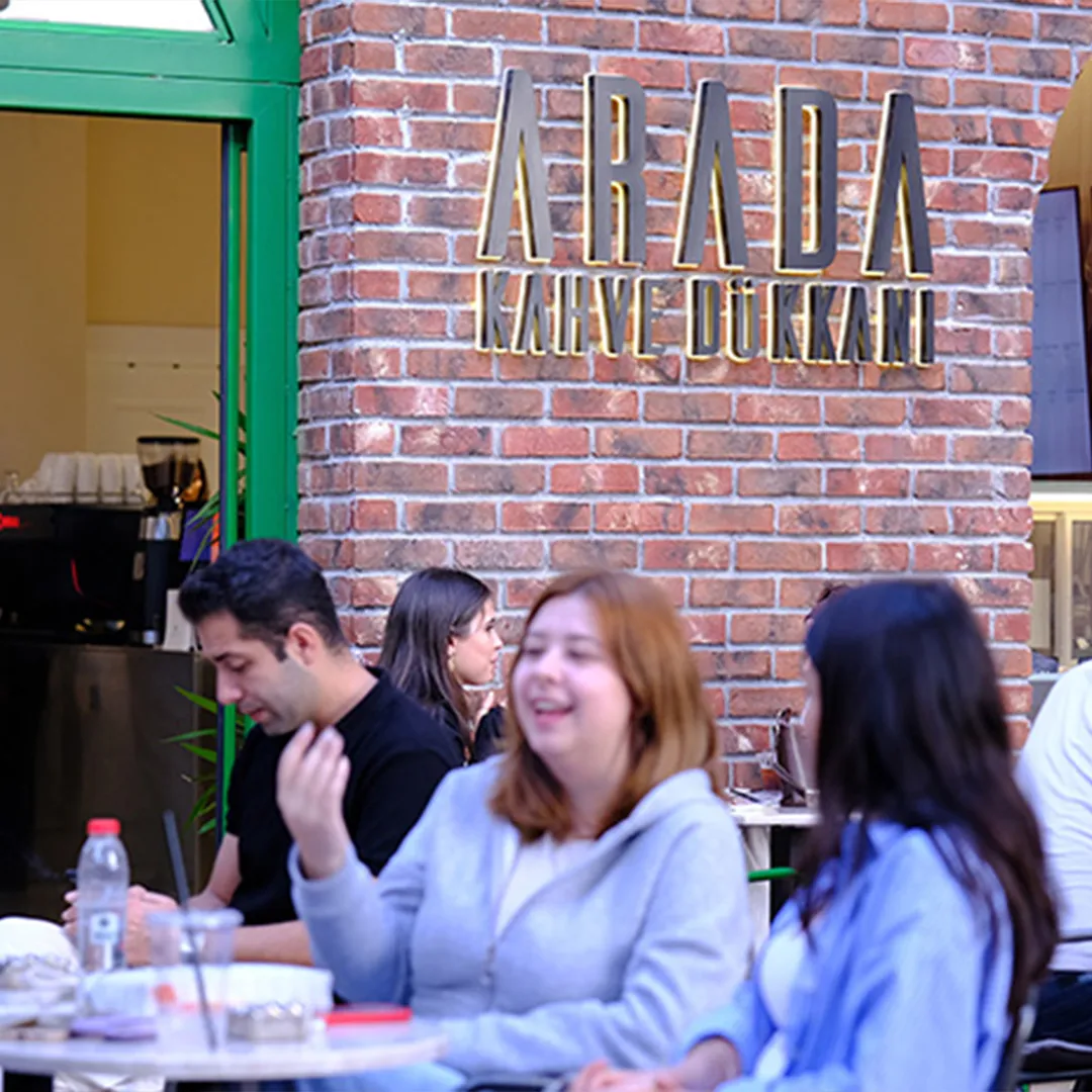 Arada Kahve Dükkanı